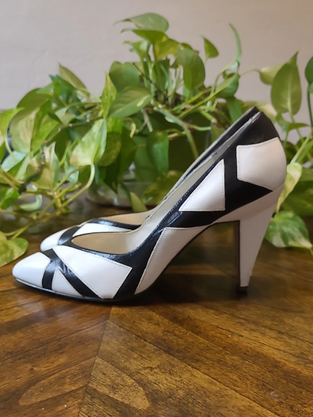 Vtg CinCin Two-Tone Black & White Pointed-Toe Pumps
